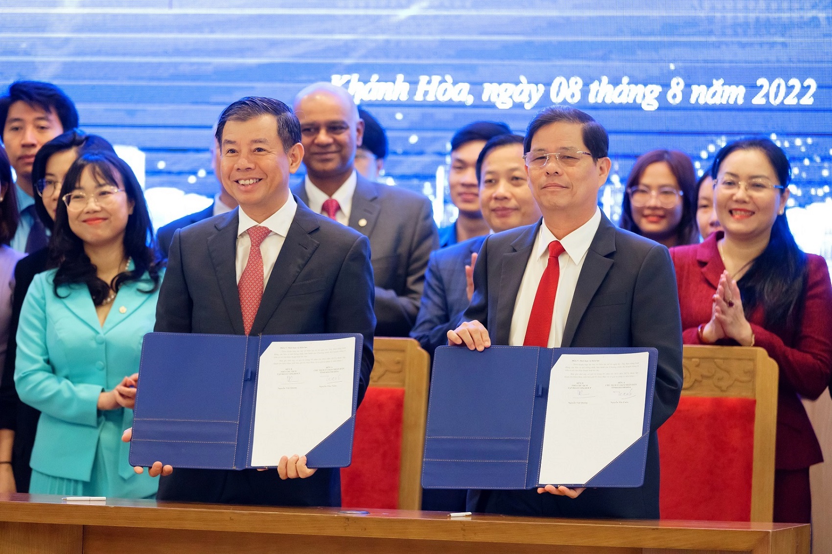 VINGROUP COOPERATES WITH KHANH HOA PROVINCE TO IMPLEMENT THE PROGRAM OF ENGLISH-SPEAKING PEOPLE