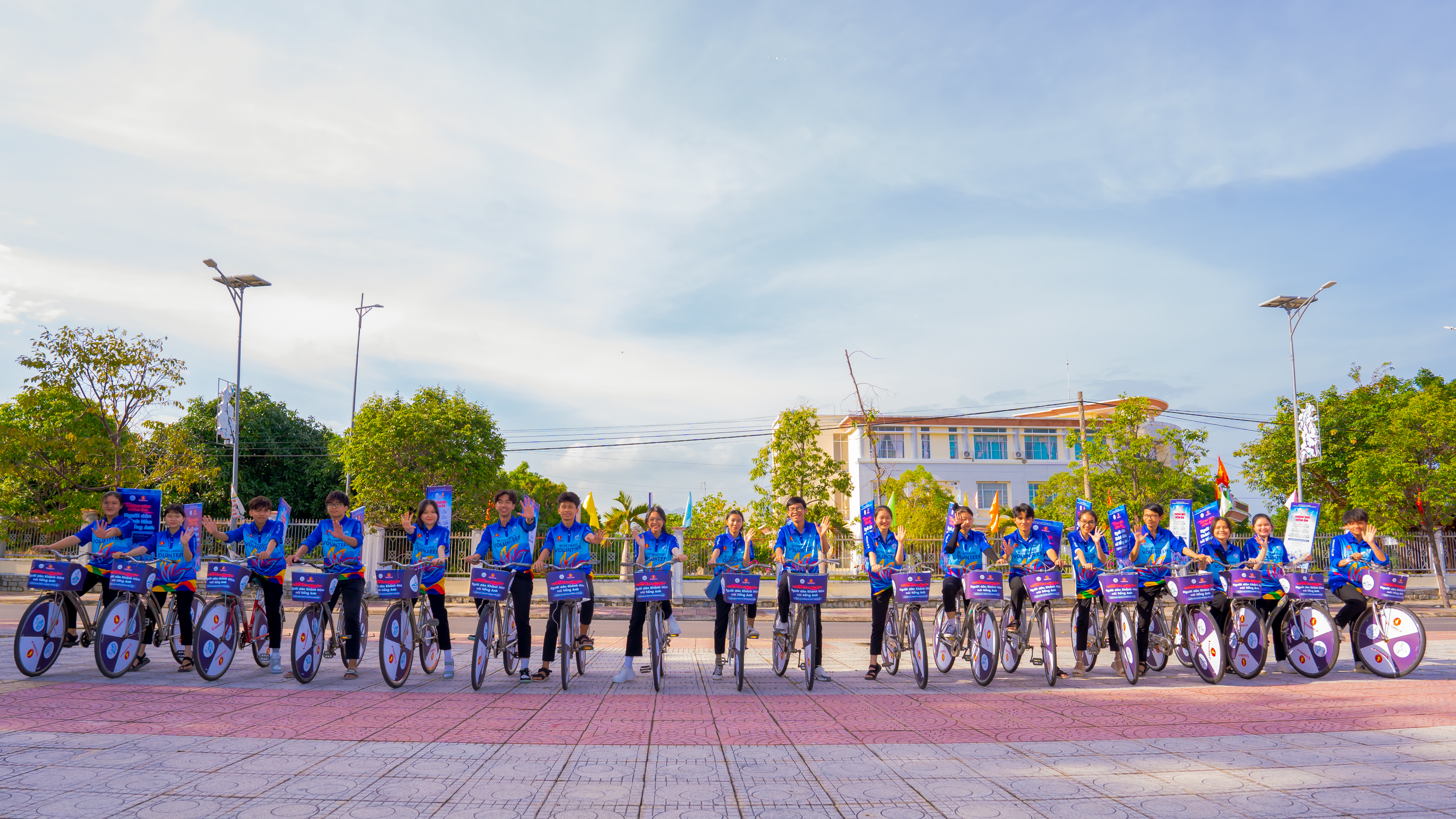 Các tình nguyện viên tham gia hoạt động roadshow, đạp xe quanh địa bàn huyện Cam Lâm hưởng ứng Chương trình “Người dân Khánh Hoà nói tiếng Anh”
