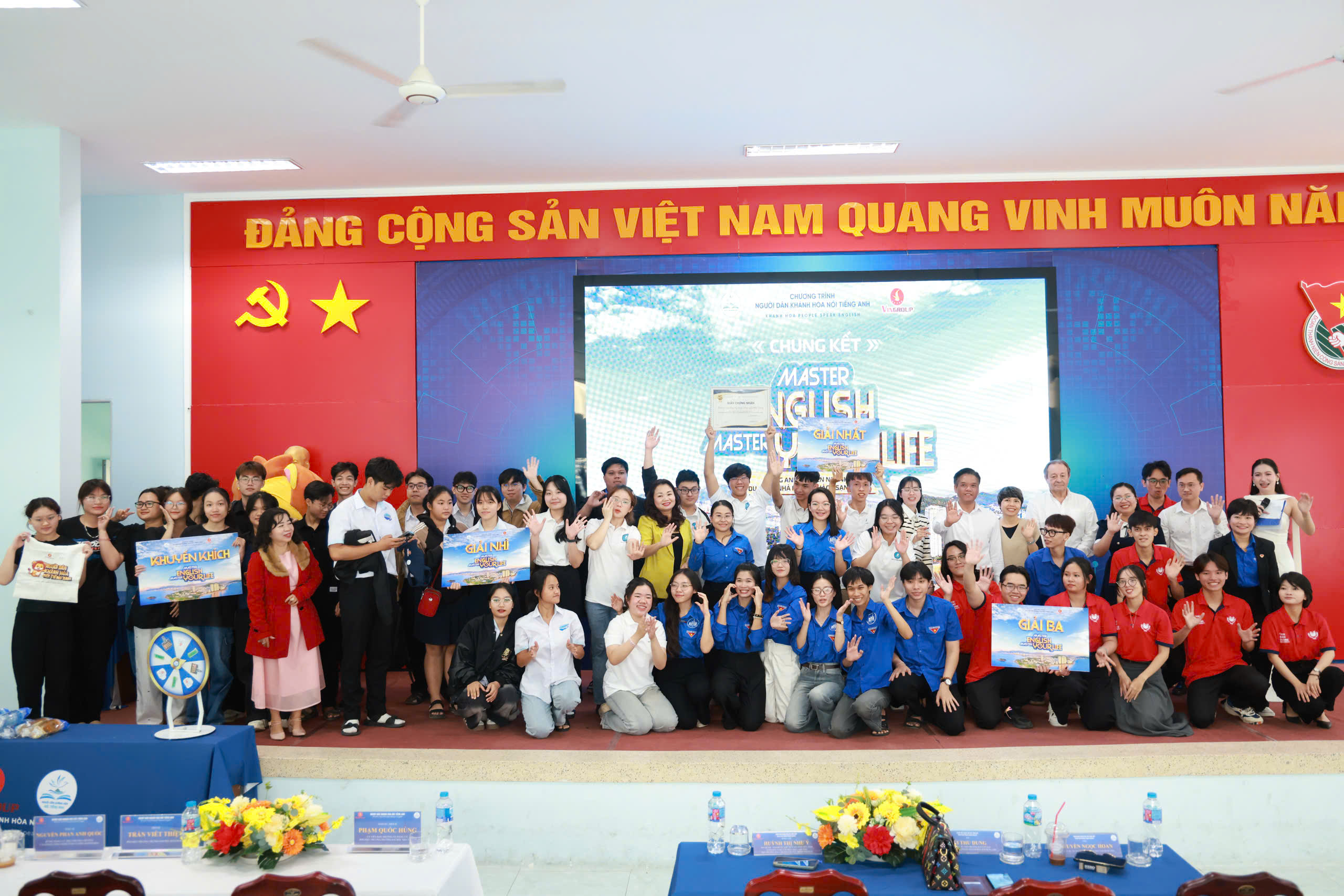 Chung kết bảng B cuộc thi “Master English – Master Your Life”: Đội thi Trường Đại học Nha Trang – đội 2 đạt giải nhất